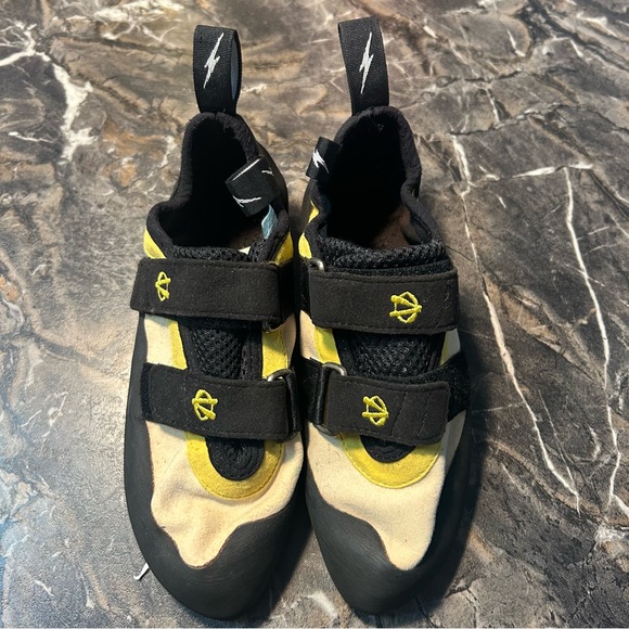 YOUTH Evolv Trax XT5 USA Youth Size 8 Rock Climbing shoes Black and Yellow - Picture 1 of 7